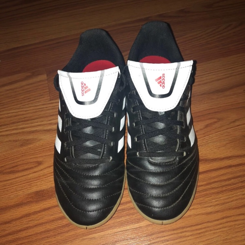 Soccer shoes